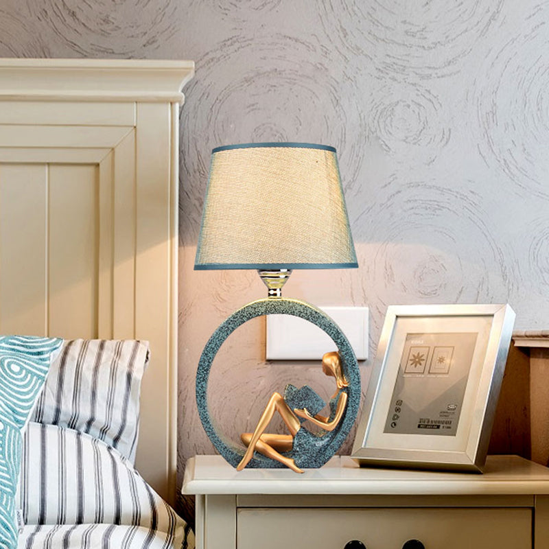 Lampa Do Sypialni Stołowa Z Figurka Czytającą W Ozdobnym Okręgu | Czytanie
