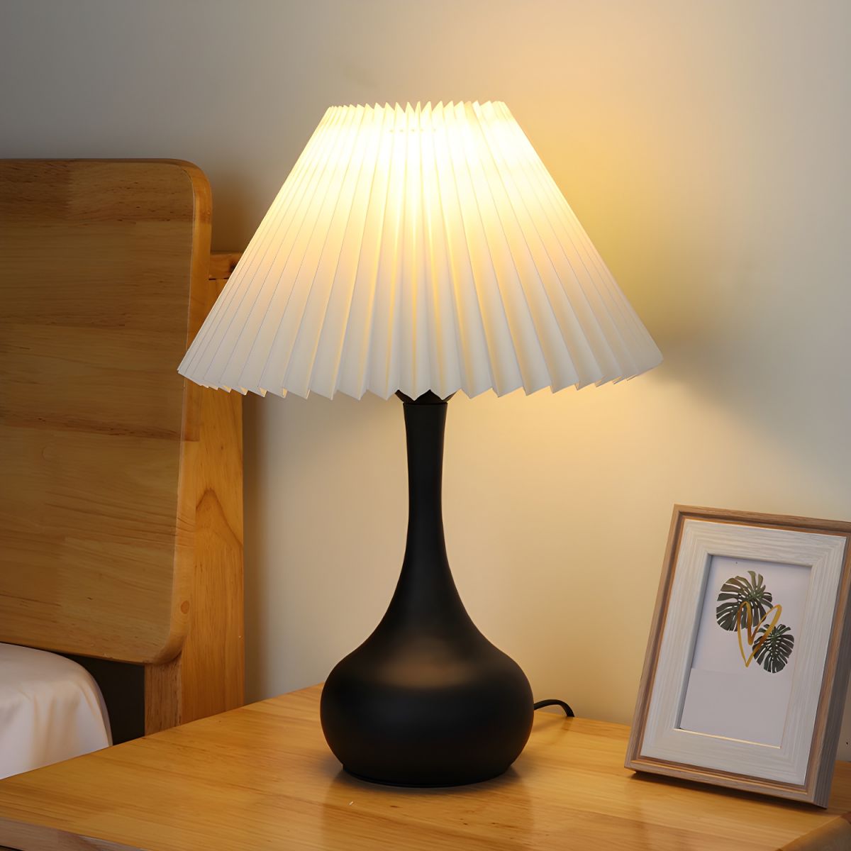 Lampa Do Sypialni Z Abazurem Plisowanym | Elegancka