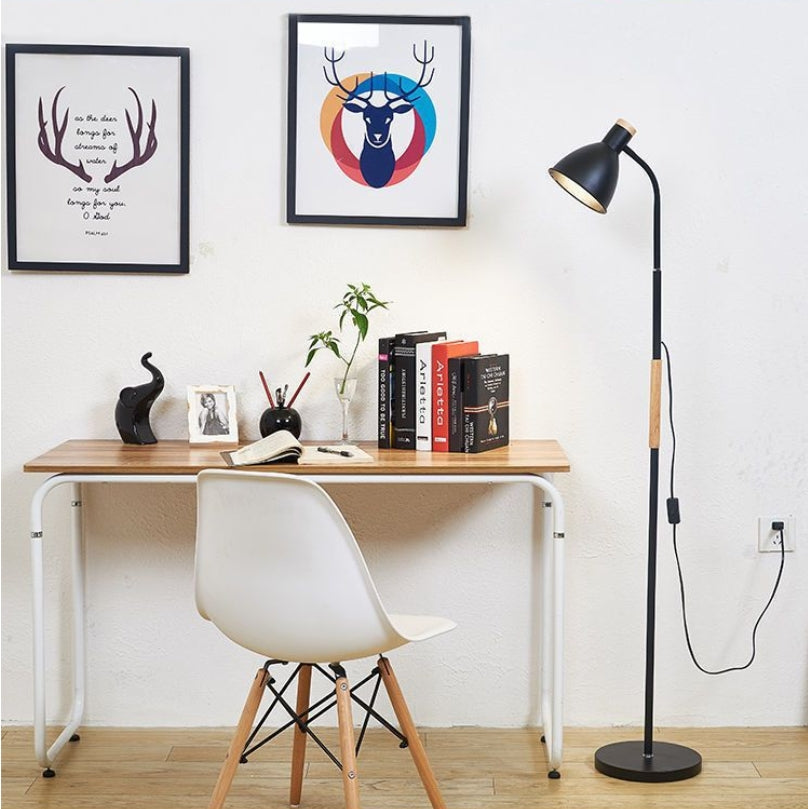 Lampa Stojąca Z Drewnianym Elementem Do Salonu | Czytanie