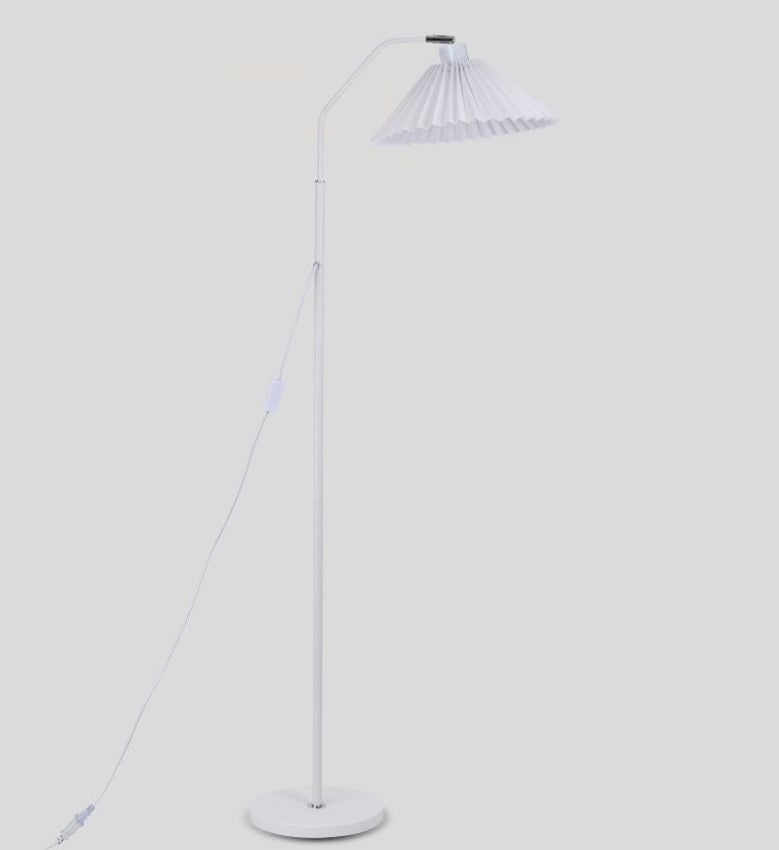 Lampa Stojąca Z Marszczonym Kloszem Do Sypialni | Czytanie