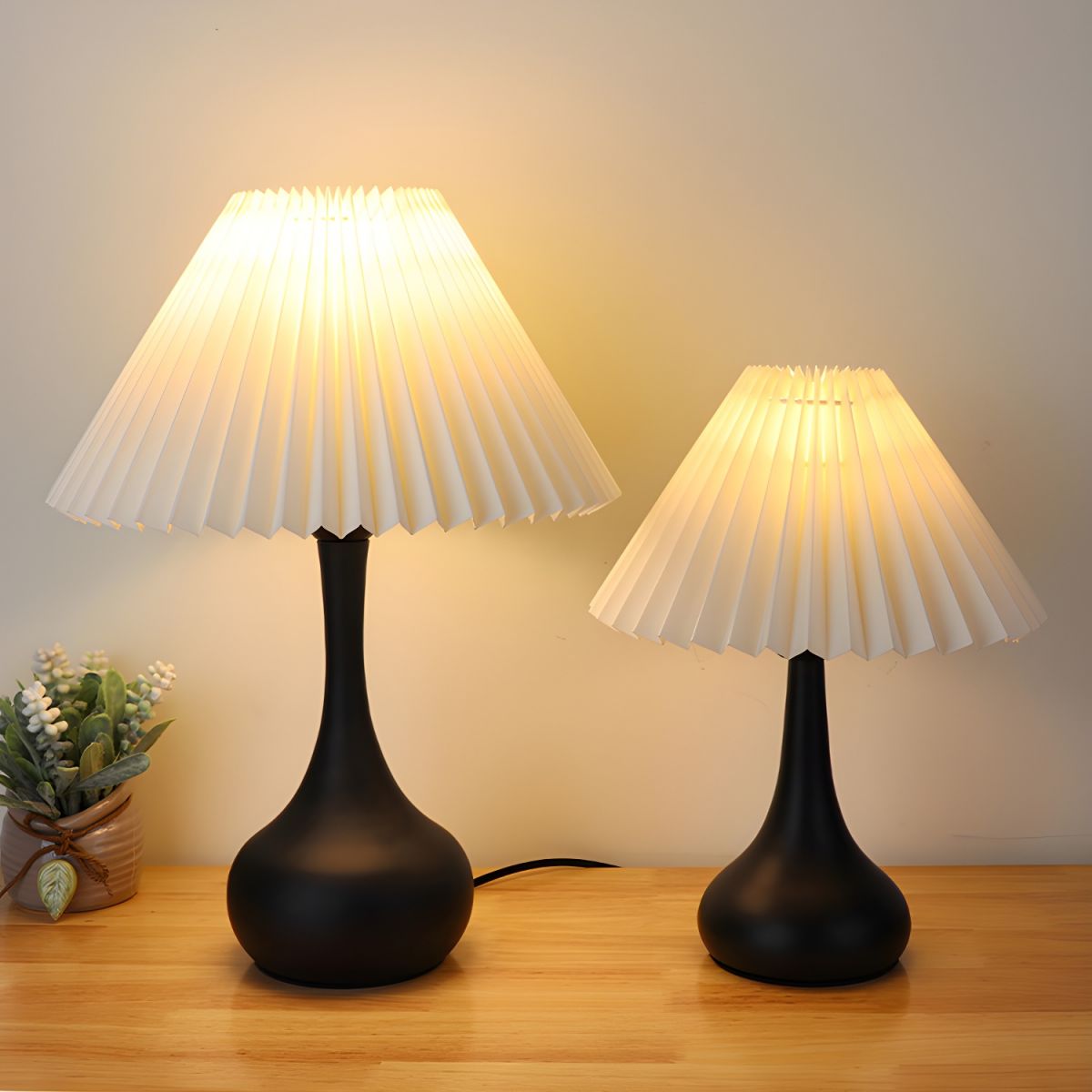 Lampa Do Sypialni Z Abazurem Plisowanym | Elegancka