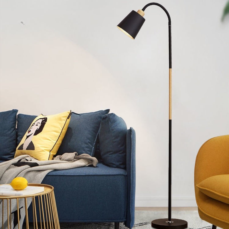 Lampa Stojąca Do Salonu Przy Sofie | Minimalistyczna