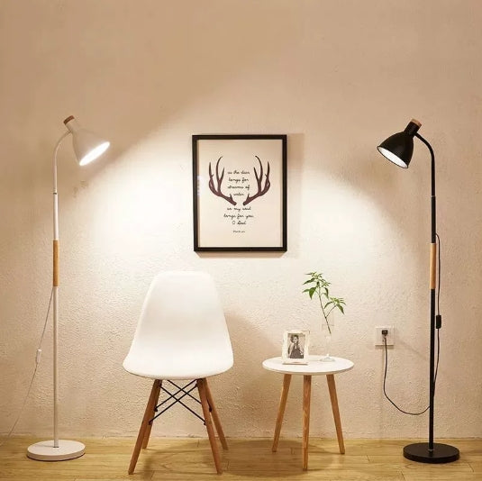 Lampa Stojąca Z Drewnianym Elementem Do Salonu | Czytanie