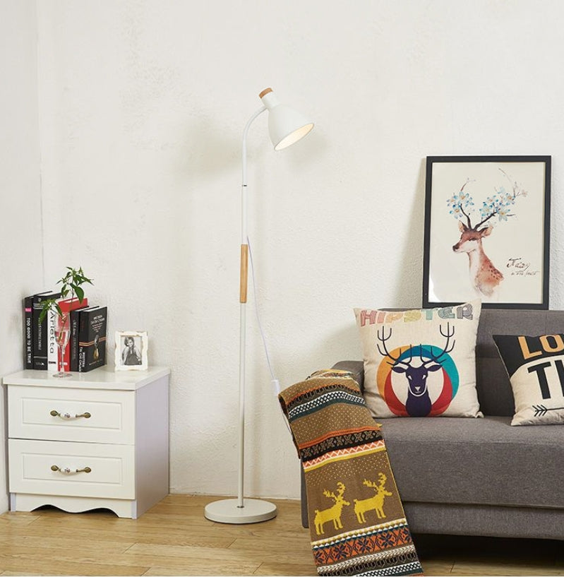 Lampa Stojąca Z Drewnianym Elementem Do Salonu | Czytanie